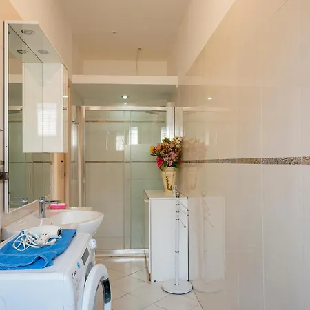 Ampio E Luminoso Appartamento, Posto Auto Gratuito - Quarenghi Apartman